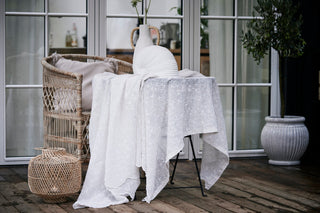 Eloise duk 280x160 cm. off-white broderi