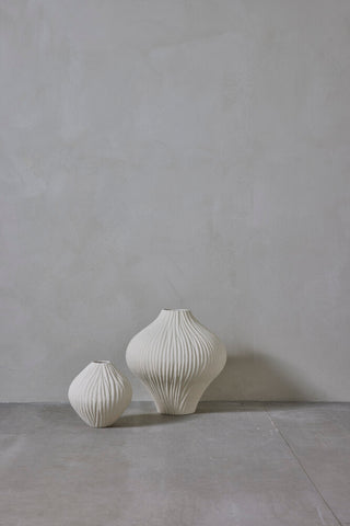 Esmia vase H21 cm. off white